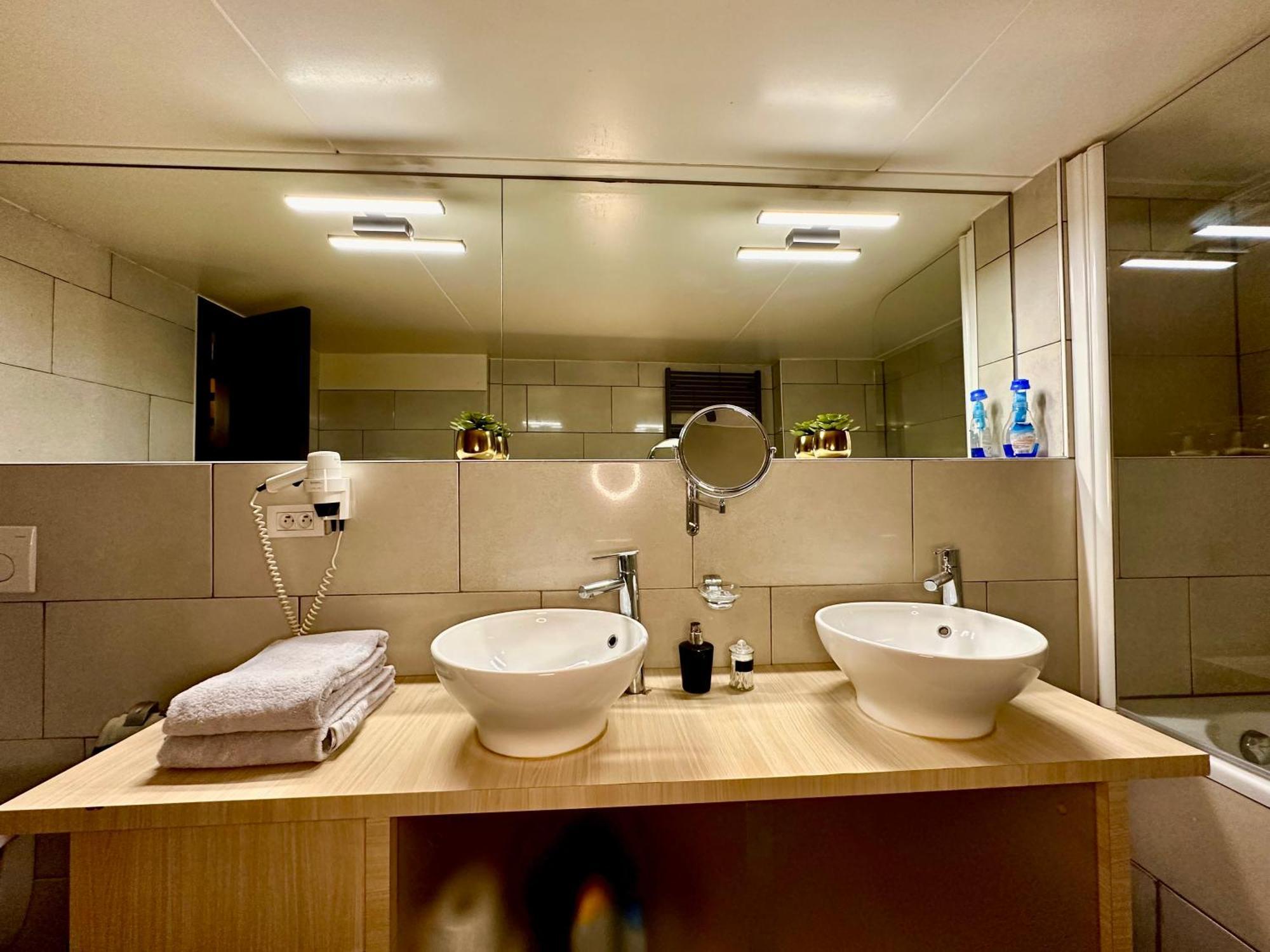 Luxury Suites Castel By Rikas Hotels アントウェルペン エクステリア 写真